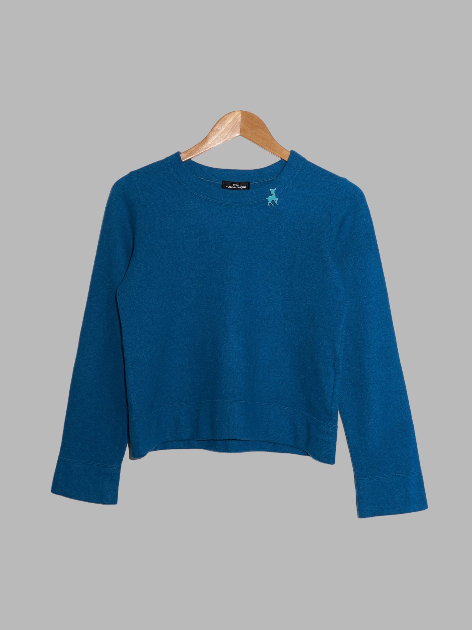 Tricot Comme des Garcons 2001 blue wool knit cropped jumper with deer pin