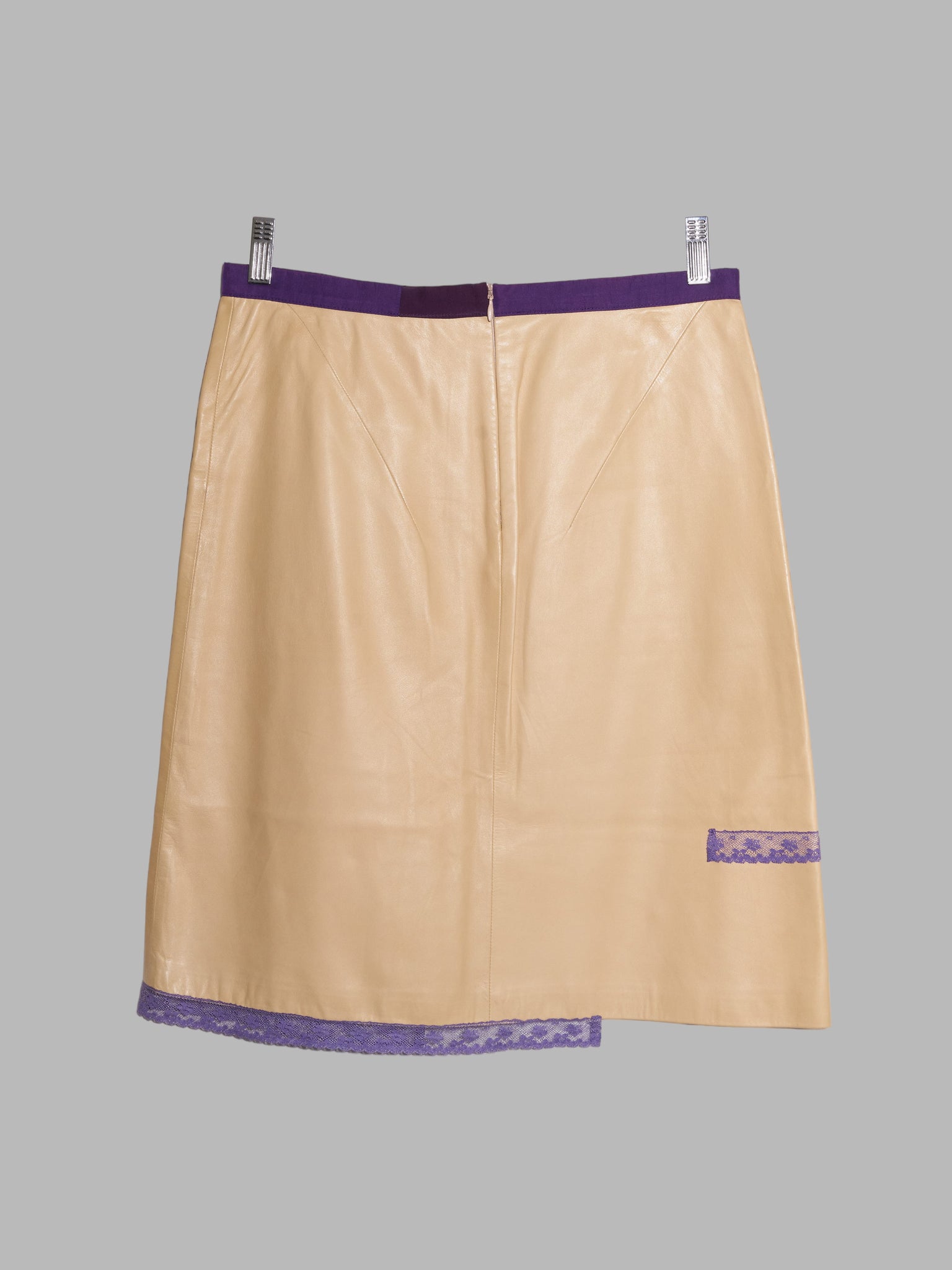 Alessandro Dell’acqua beige leather skirt with purple lace accents - sz 40 IT