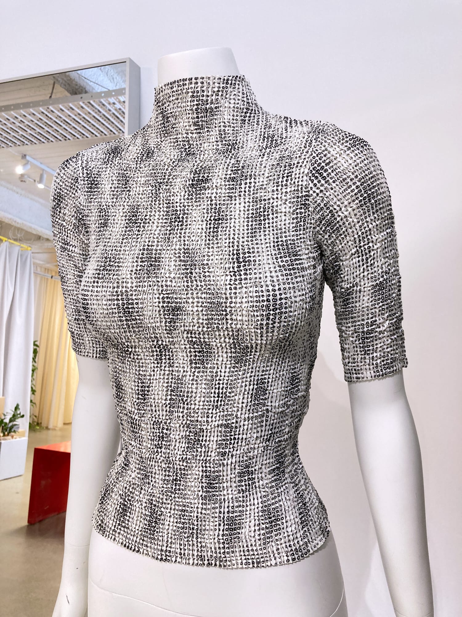 Wrinqle Inoue Pleats black and white dot pattern pleated poly mock neck top