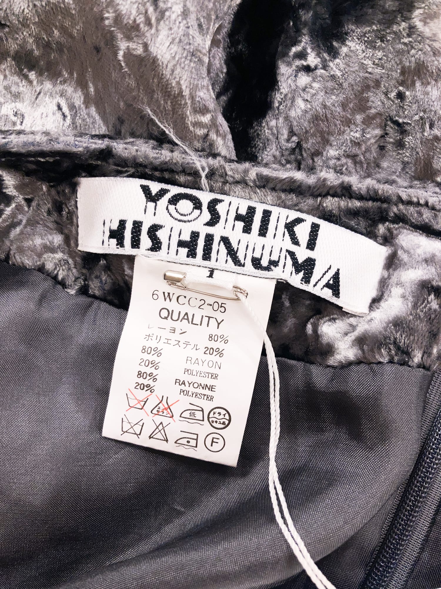 Yoshiki Hishinuma 1990s shiny silver velvet knee length skirt - size 1 S