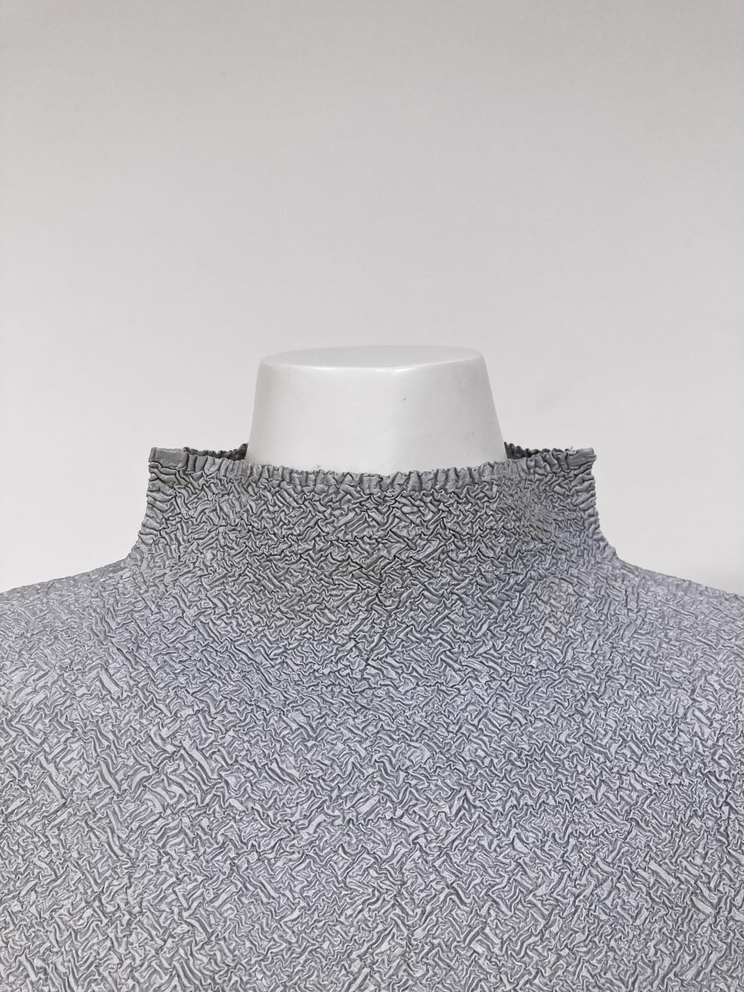 Wrinqle Inoue Pleats grey wrinkled polyester short sleeve mock neck top