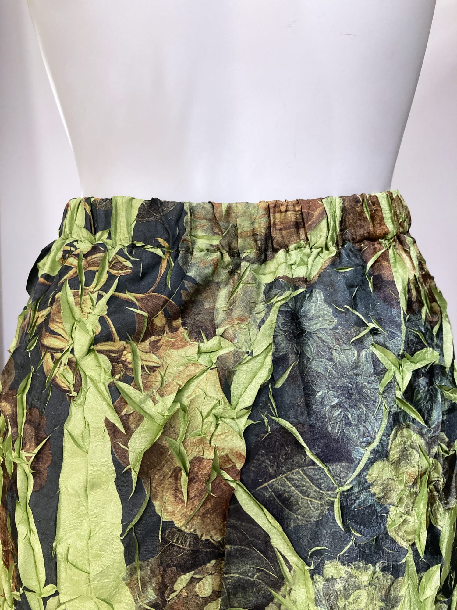 Pleeets Inoue Pleats green floral pattern wrinkled polyester maxi skirt