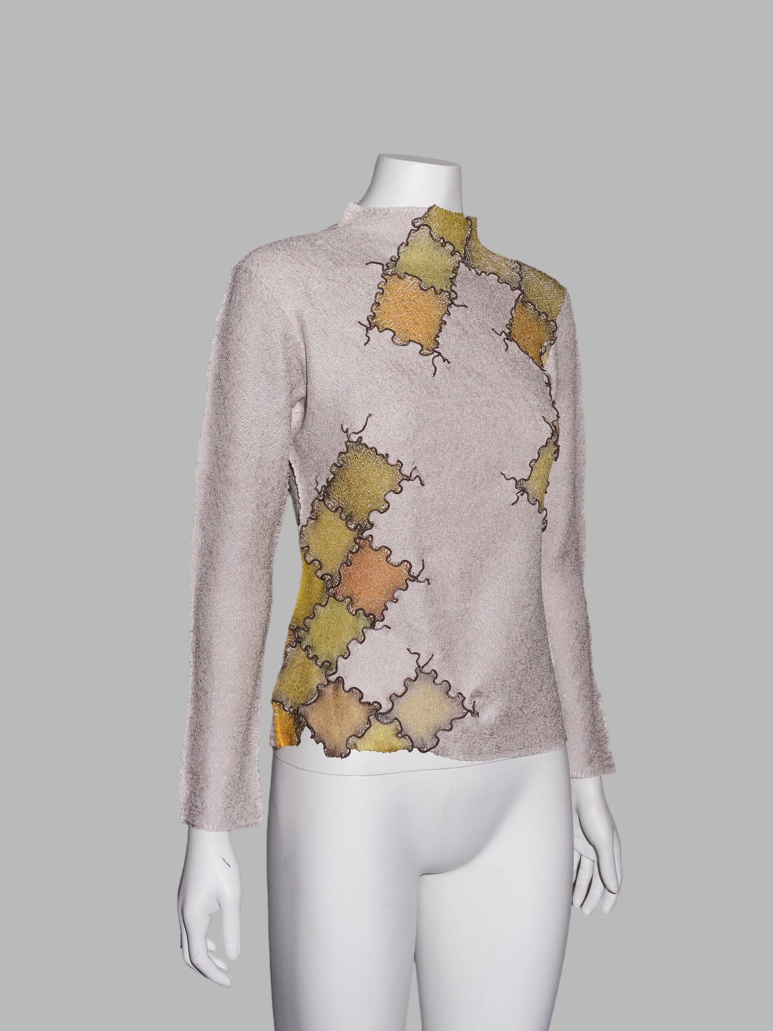 Wrinqle Inoue Pleats greige wrinkled poly top with multicolour squiggly diamonds