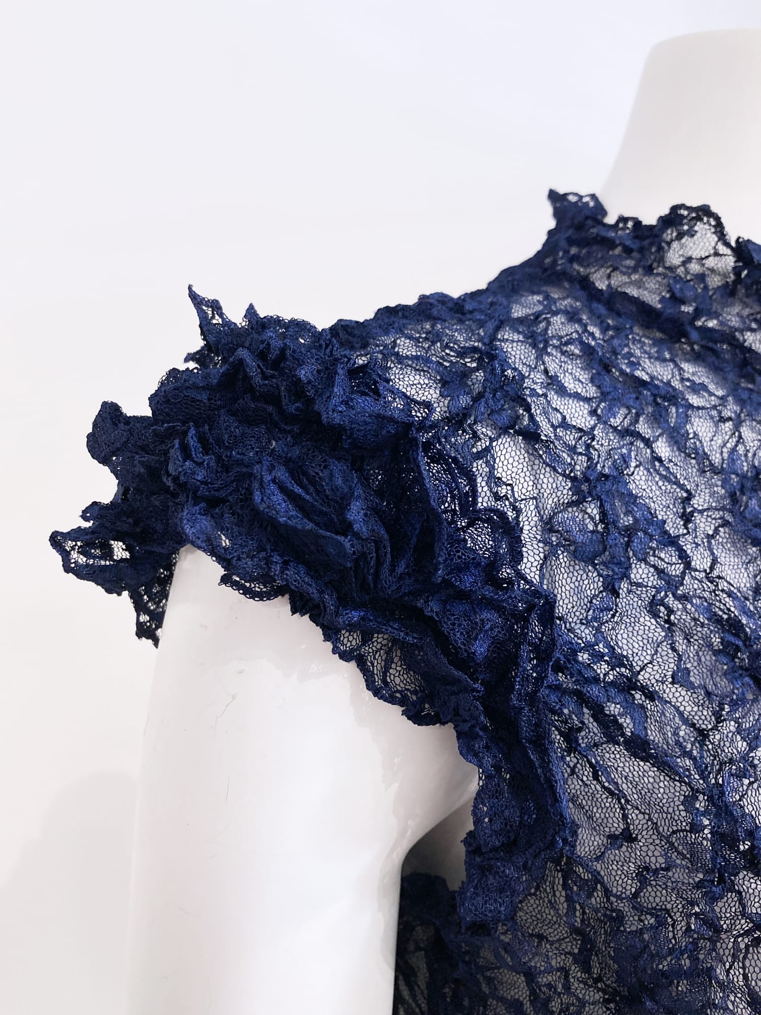 Wrinqle Inoue Pleats sheer dark navy wrinkled lace cap sleeve crop top