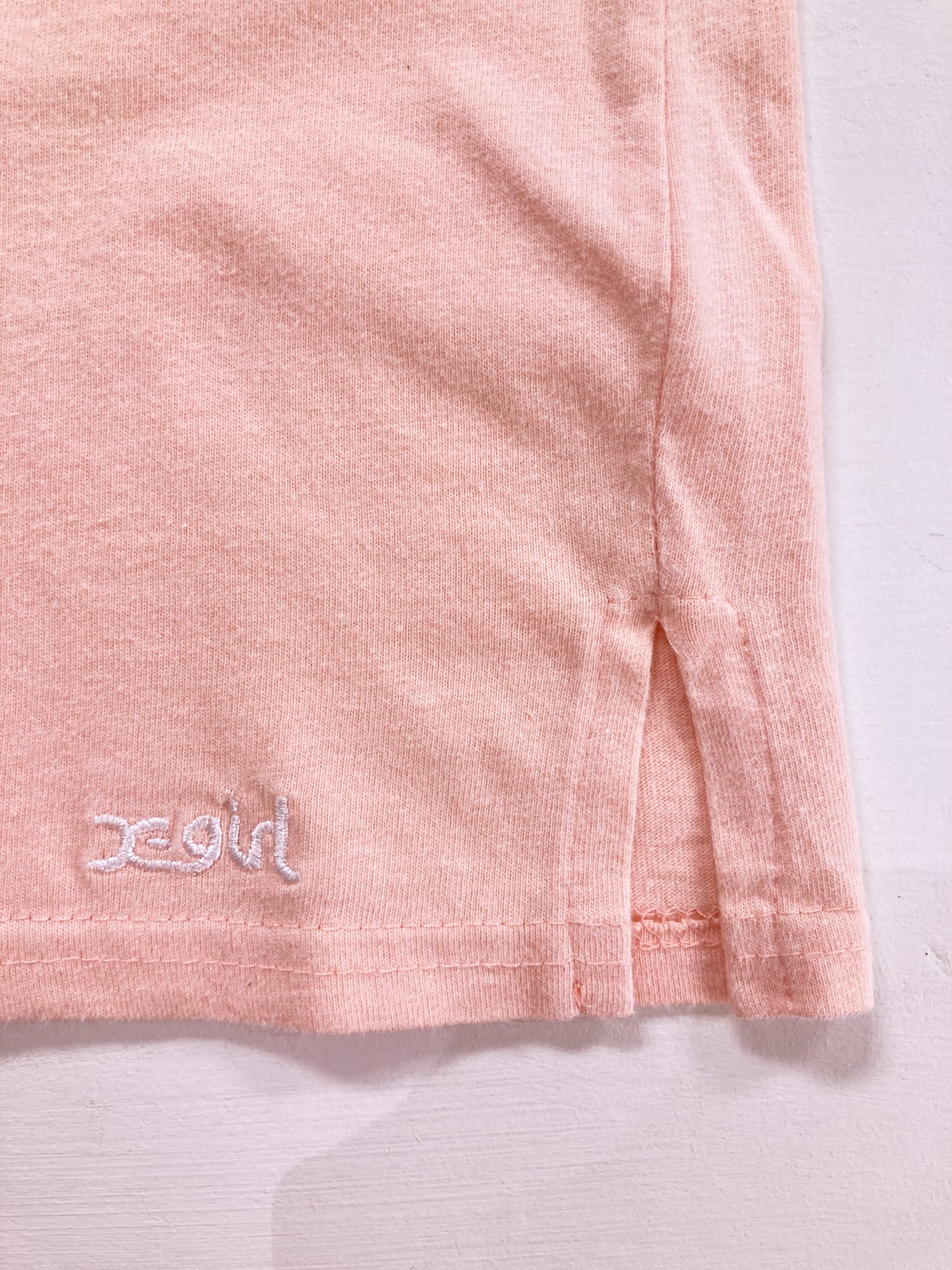 X-Girl Kim Gordon Daisy von Furth 1990s peach-y pink cotton hem logo singlet