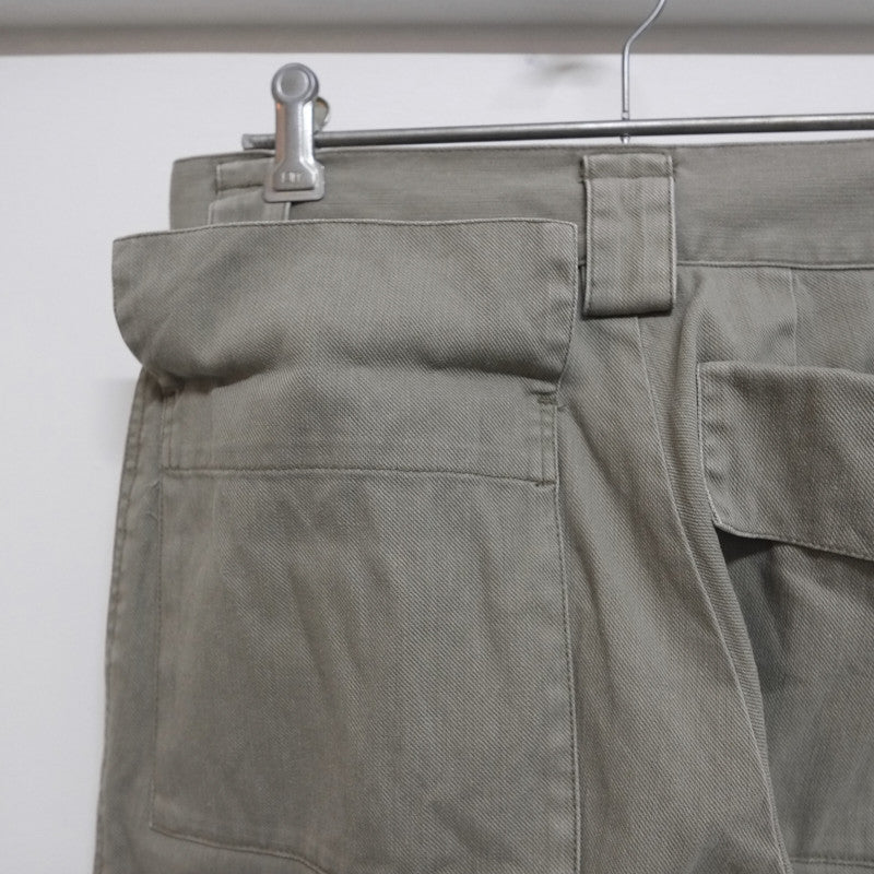 flap pocket cuffed trousers