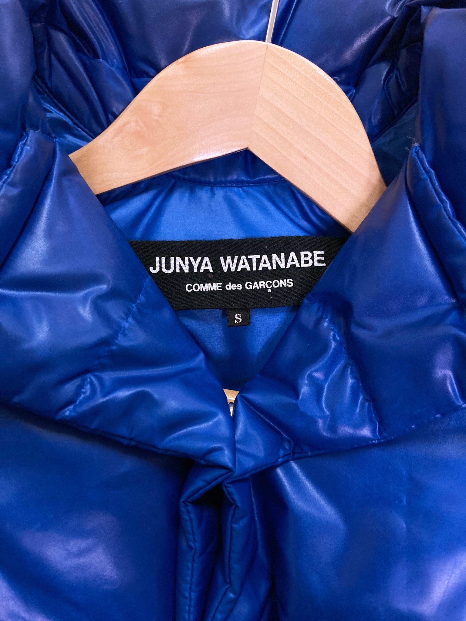 Junya Watanabe AW2004 electric blue polyester distorted down puffer jacket - S