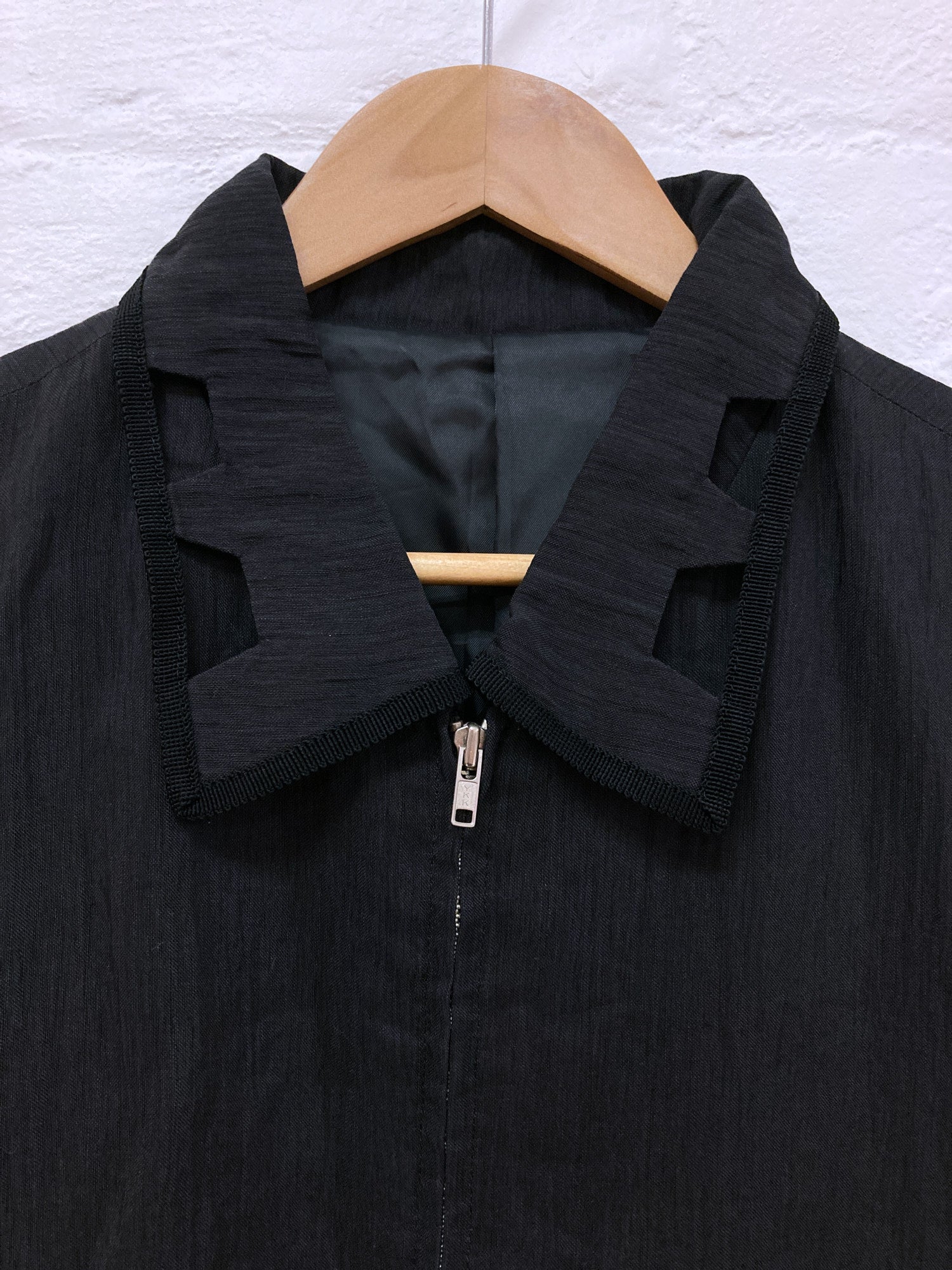 Giuliano Fujiwara 1980s creased black collar cutout zip jacket - size M