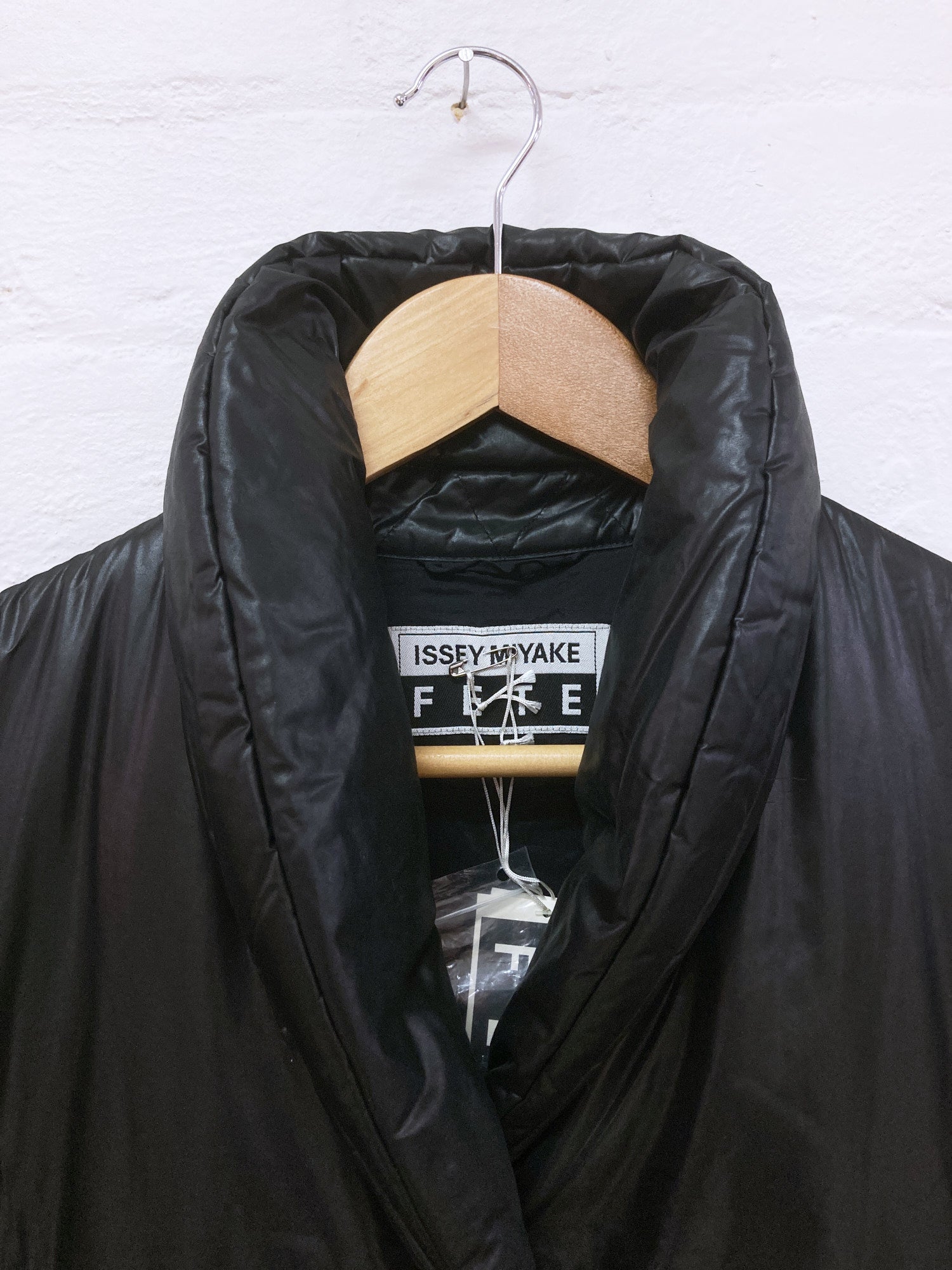 Issey Miyake FETE black vinyl-y polyester shawl collar puffer coat - size 3 L M