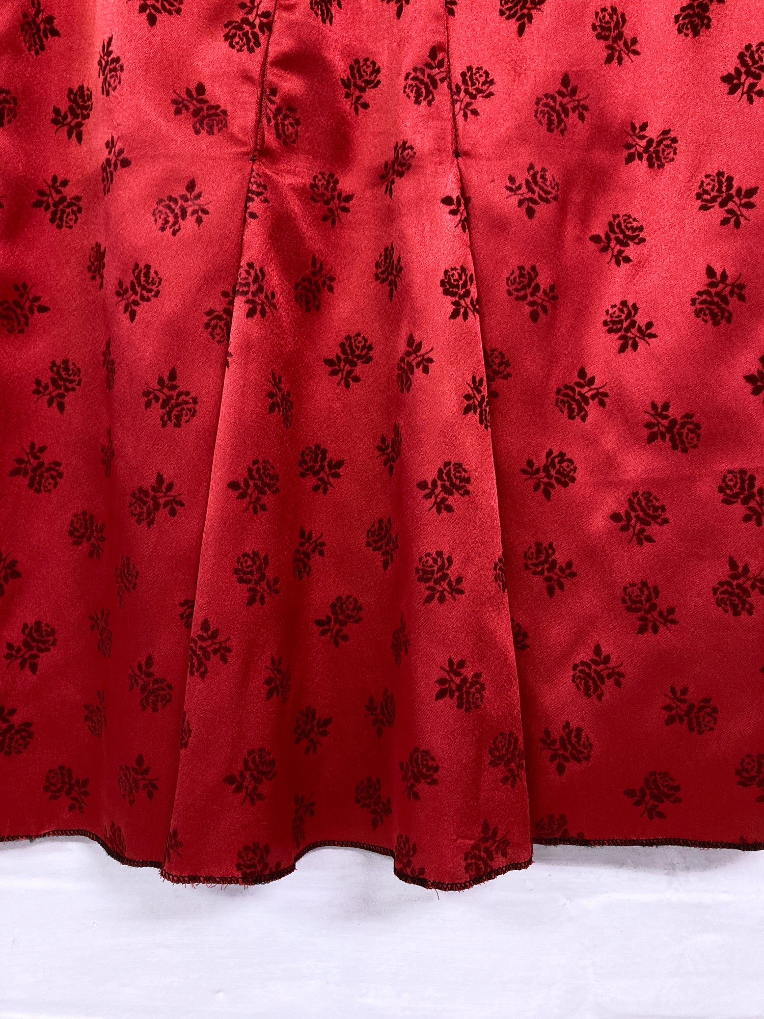 Jean Colonna red satin knee length skirt with velvet roses - S