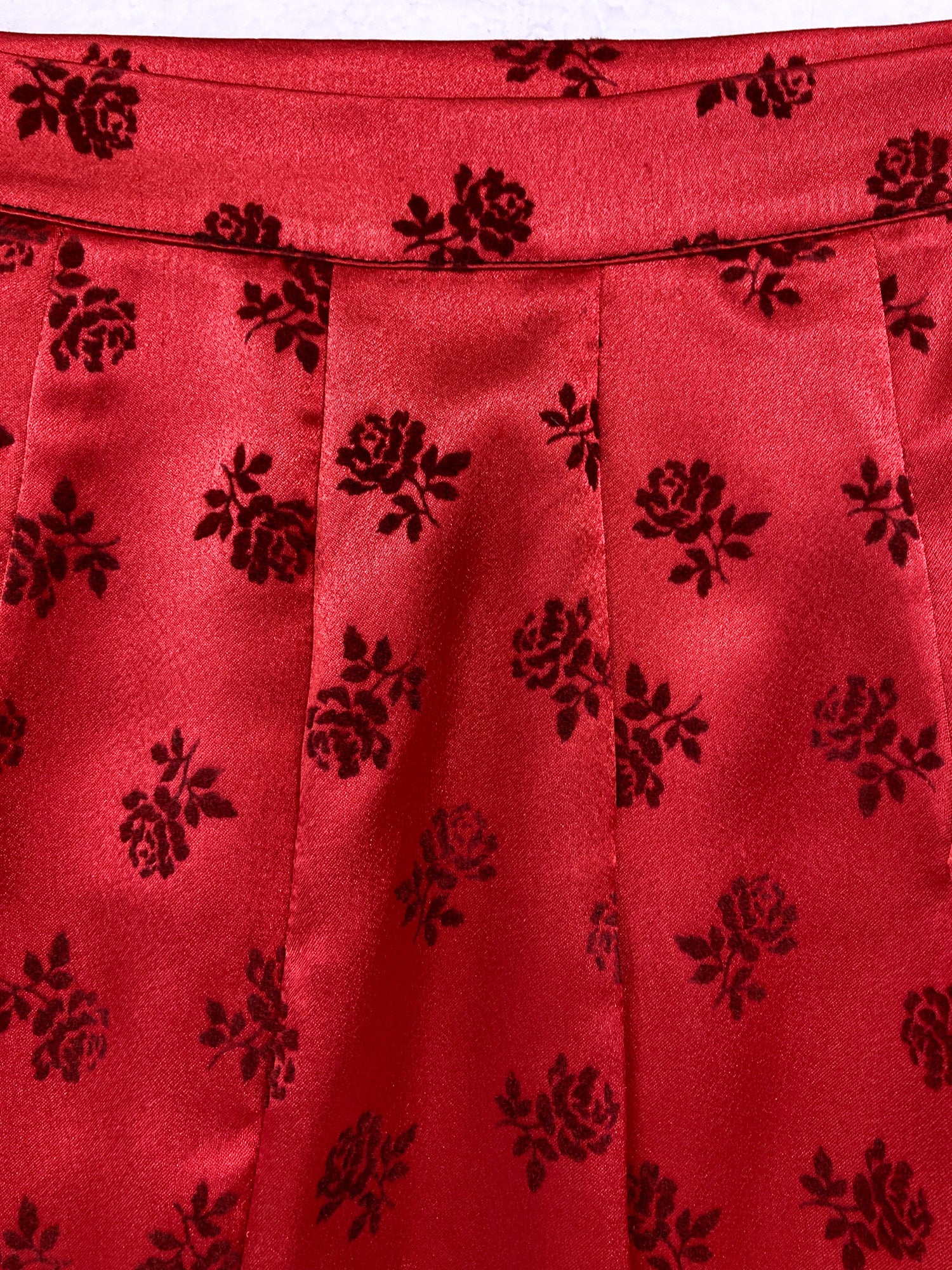 Jean Colonna red satin knee length skirt with velvet roses - S