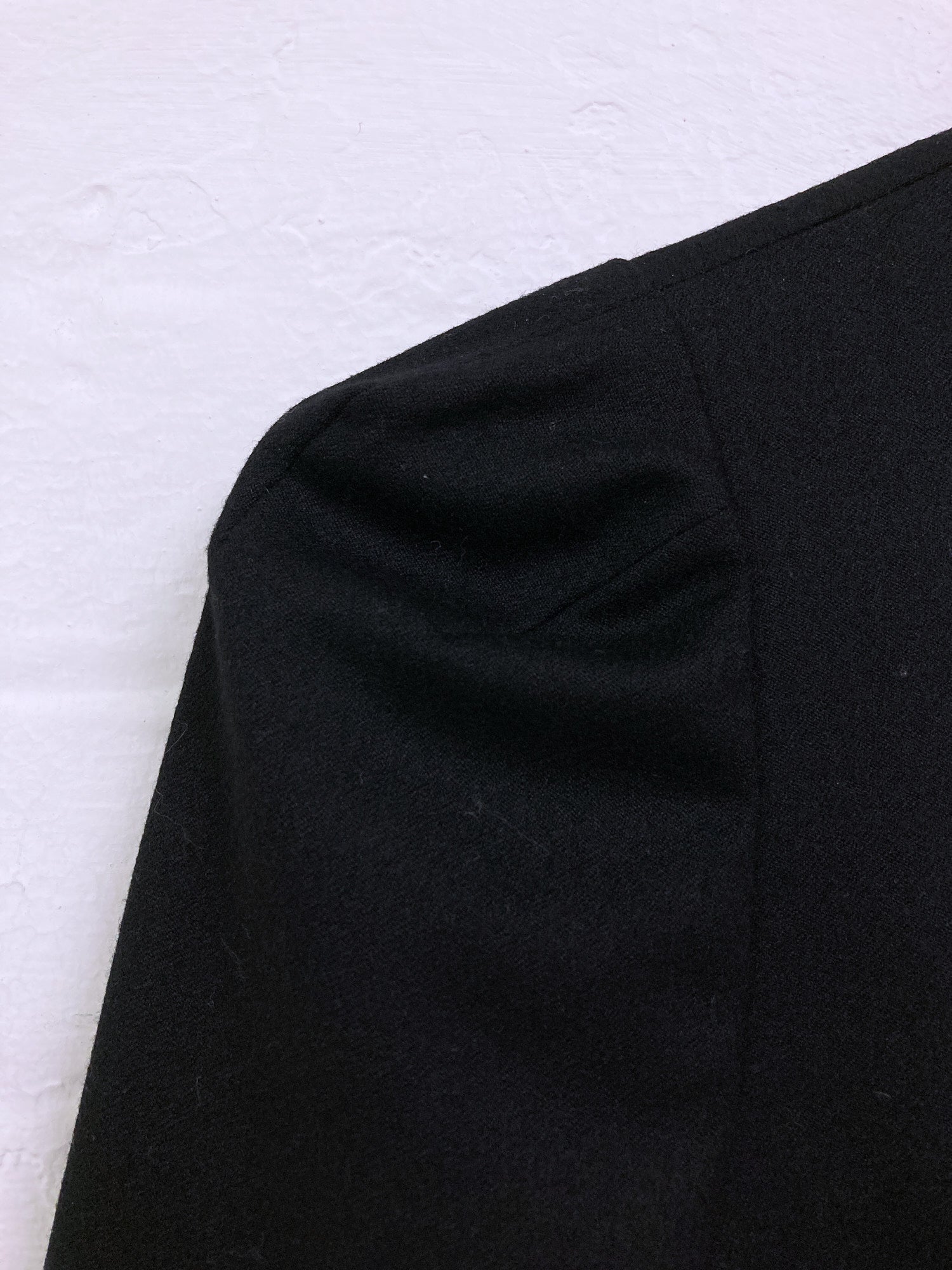 Jean Colonna black woolen three button blazer with sleeve tucks - size 40