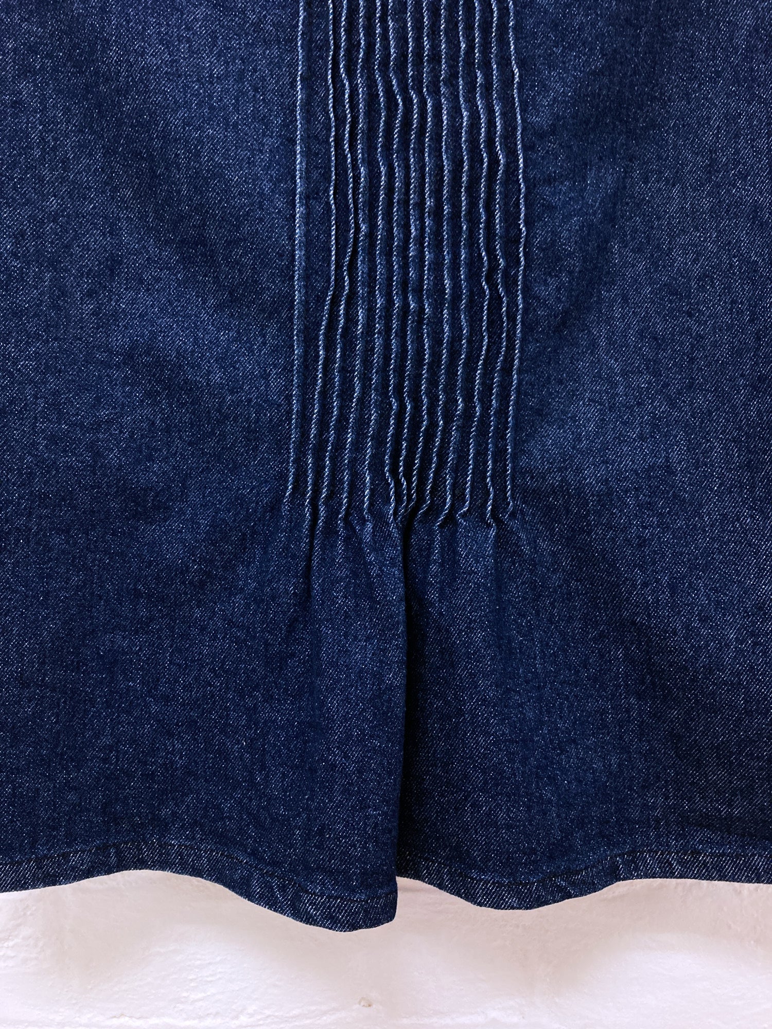 Jean Colonna indigo stretch denim knee length skirt with back tuck detail - size 40