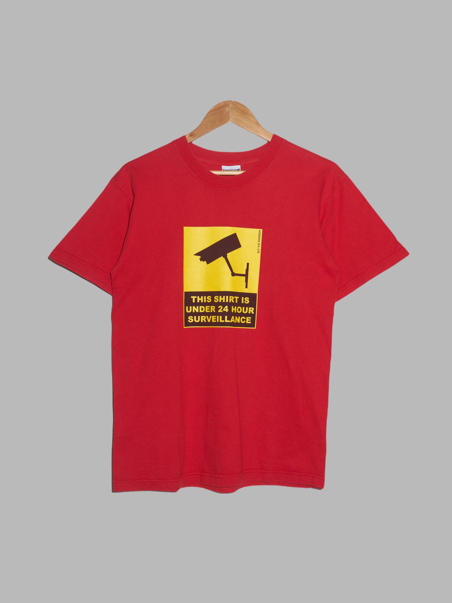 Science London 2001 red 'shirt under 24 hour surveillance' slogan t-shirt - S