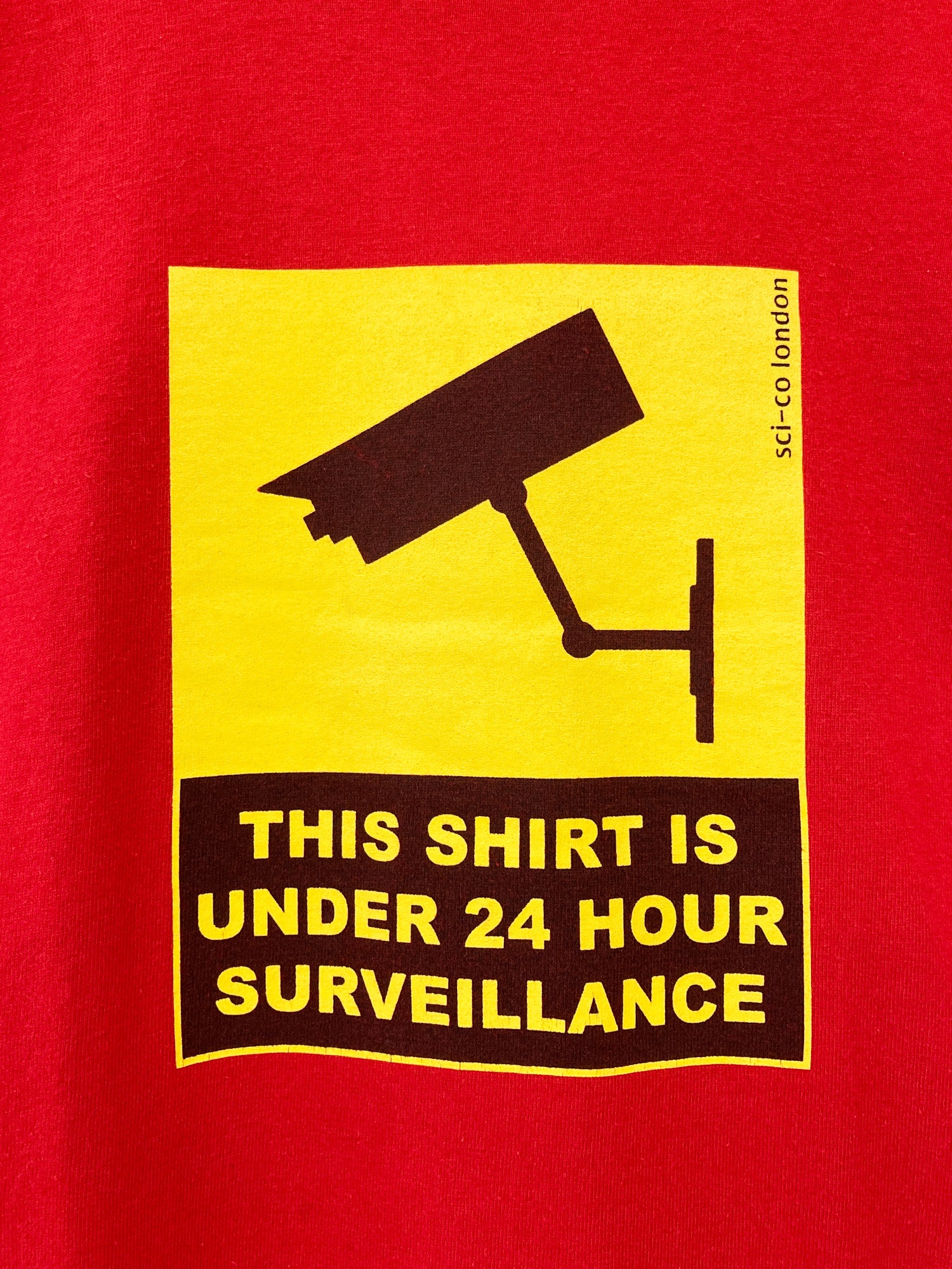 Science London 2001 red 'shirt under 24 hour surveillance' slogan t-shirt - S