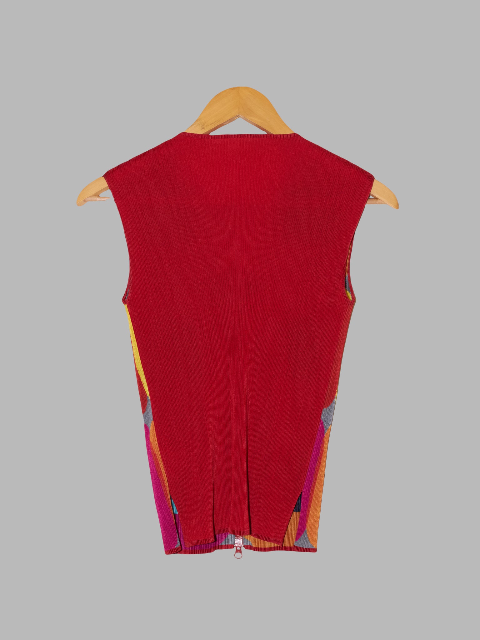 Issey Miyake FETE red pleated zip vest with geometric print - 3 M L